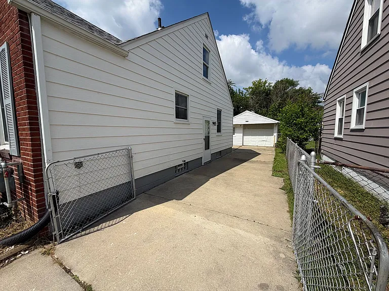 22829 Normandy Ave — Photo 3