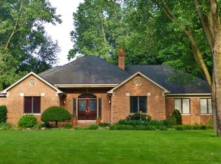 3200 Towering Oaks Dr, White Lake, MI 48383