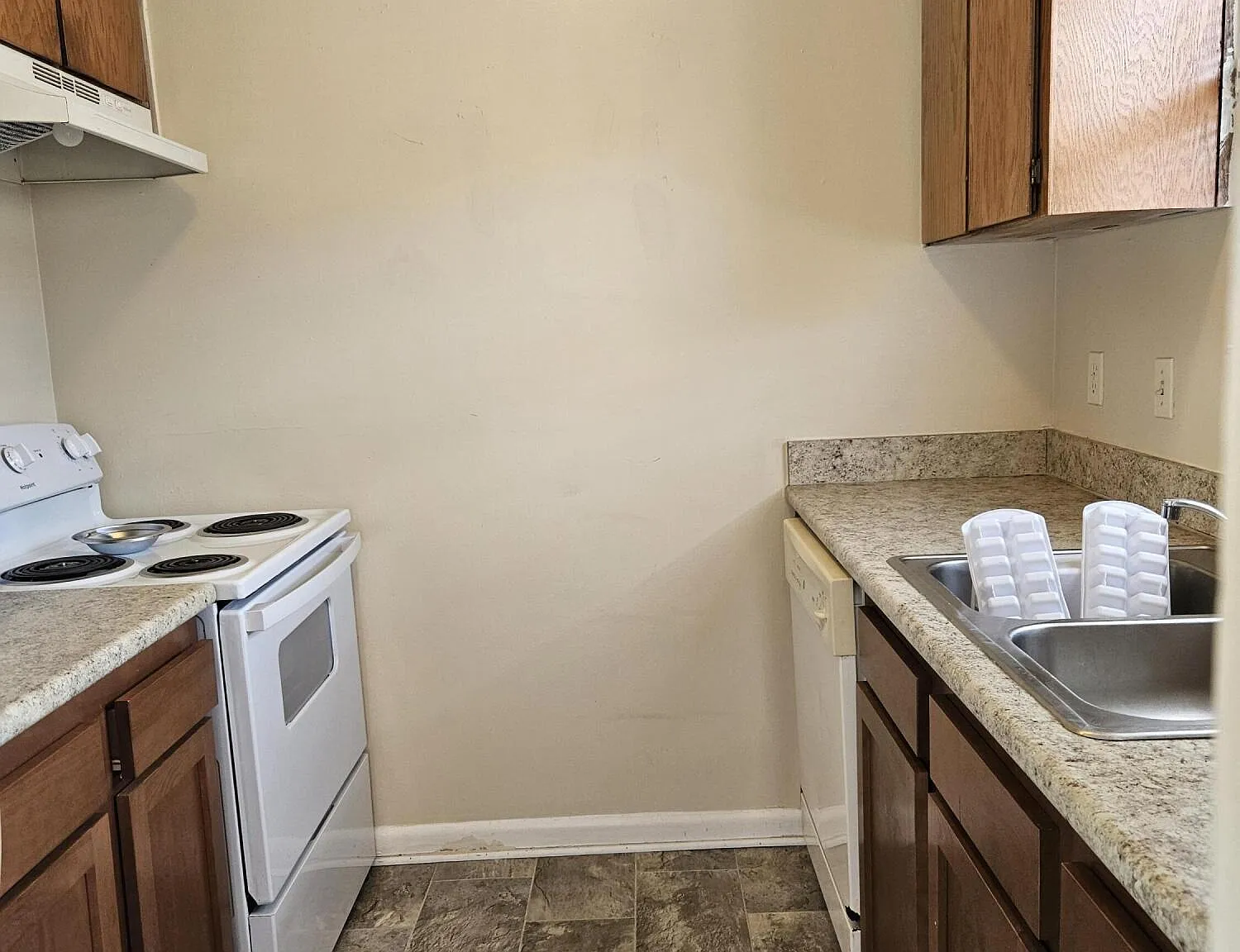 2 bed, 2.0 bath, 922 sqft, $1,200 — Photo 2