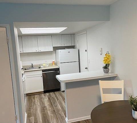 4th image of 230 Columbia Dr APT 208