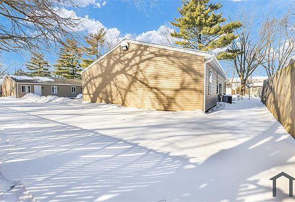 3rd image of 1511 Kings Way #B