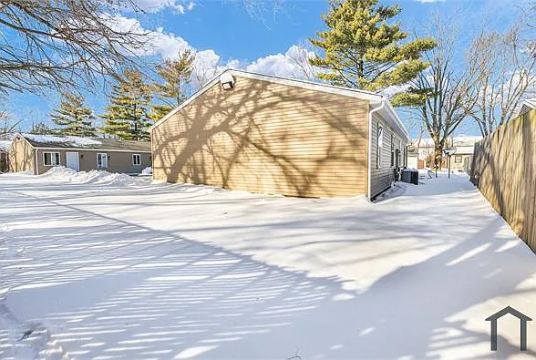 1511 Kings Way #B — Photo 3