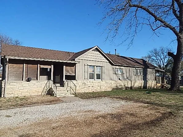 511 E 3rd Ave, Winfield, KS 67156