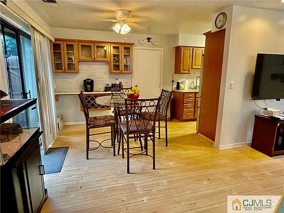 4th image of 21 Sheffield Ct