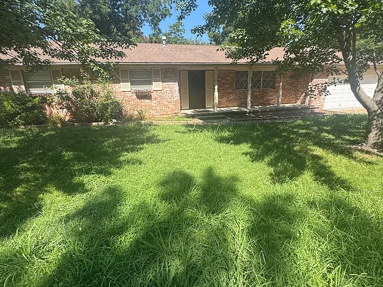 1217 SE Greystone Ave — Photo 1