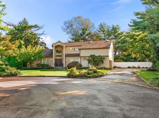 3 Pond Ridge Rd, Woodbury, NY 11797