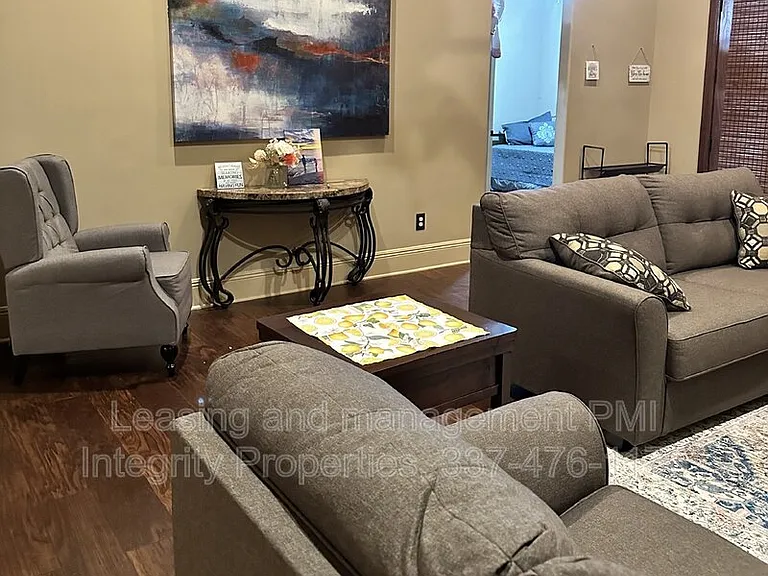 330 Dunvegan Ct — Photo 2