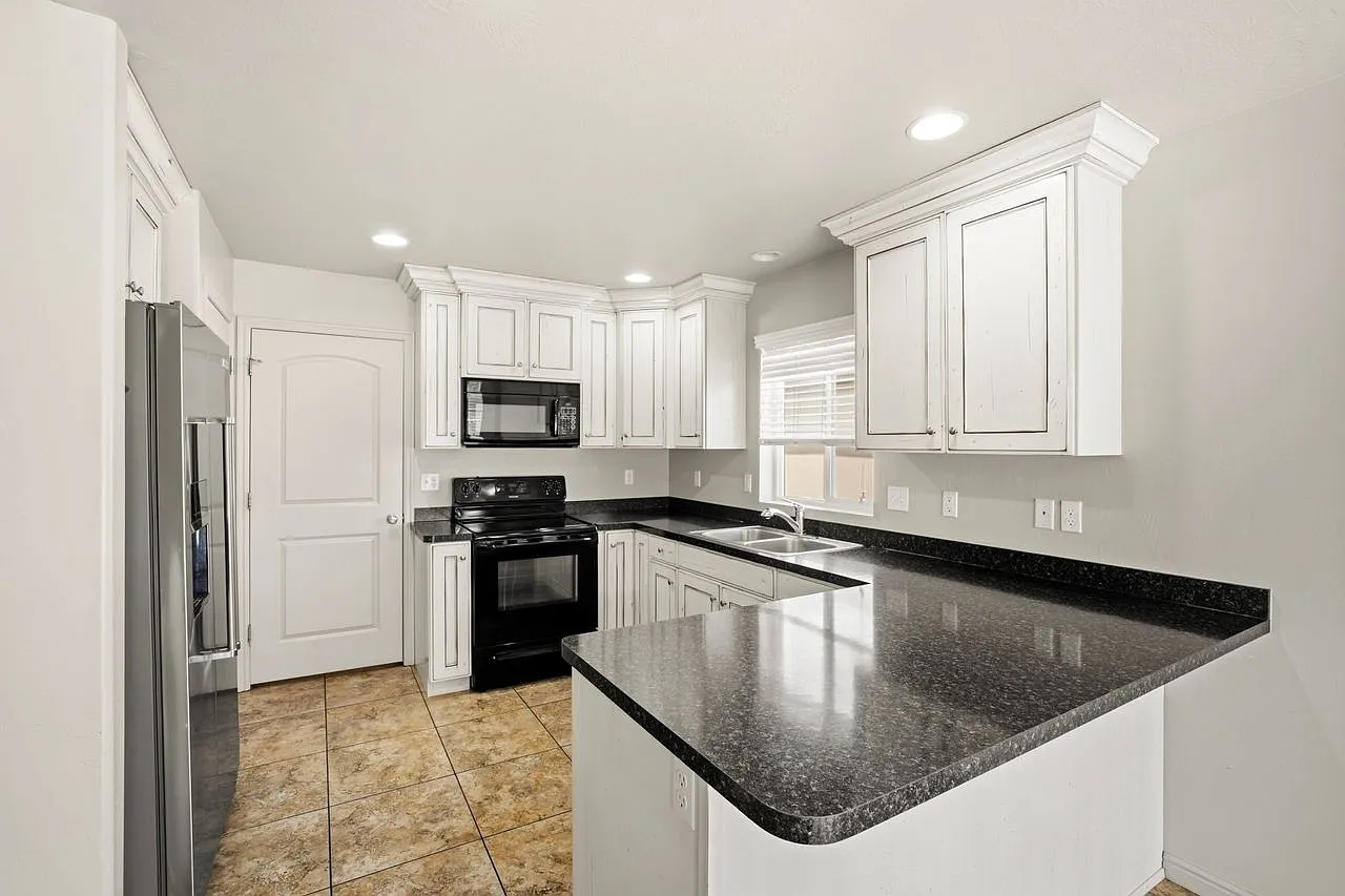 5 bed, 2856 sqft, $3,600 — Photo 3