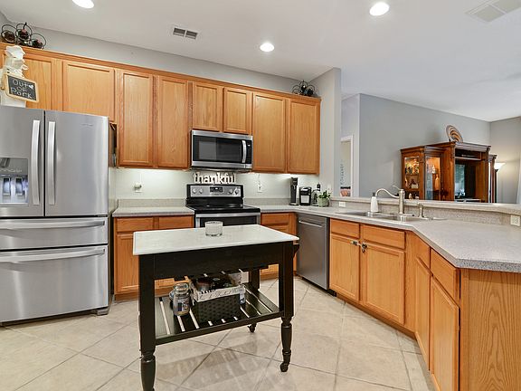 BIG KITCHEN! ISLAND SPACE!
