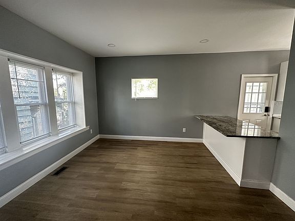 4th image of 121 E Crain Ave