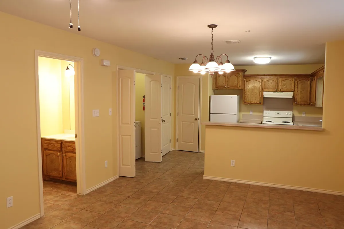Building Photo - 502 Rock Cir #1