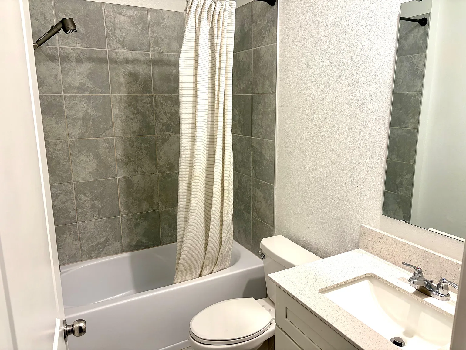 4 bed, 2.0 bath, 1709 sqft, $1,027 — Photo 2