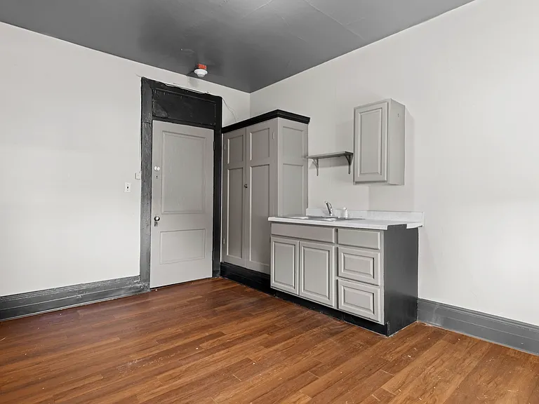 222 S Howard St — Photo 2