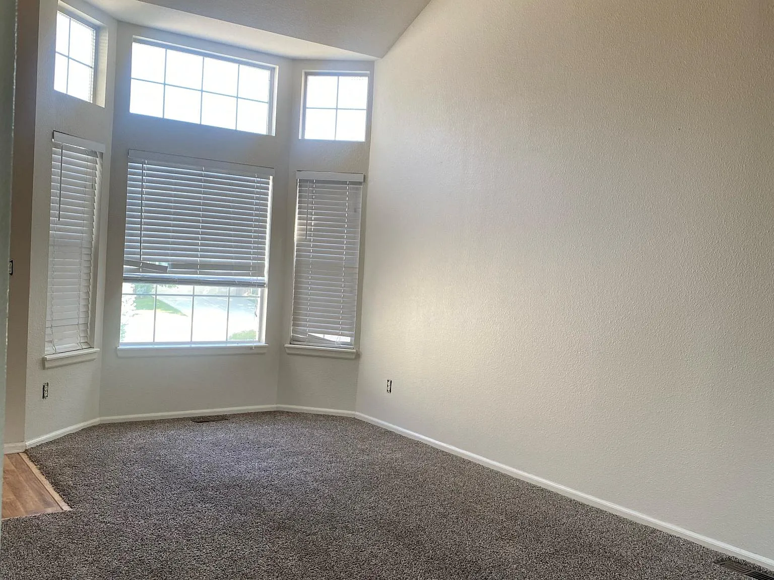 3 bed, 2517 sqft, $3,300 — Photo 4