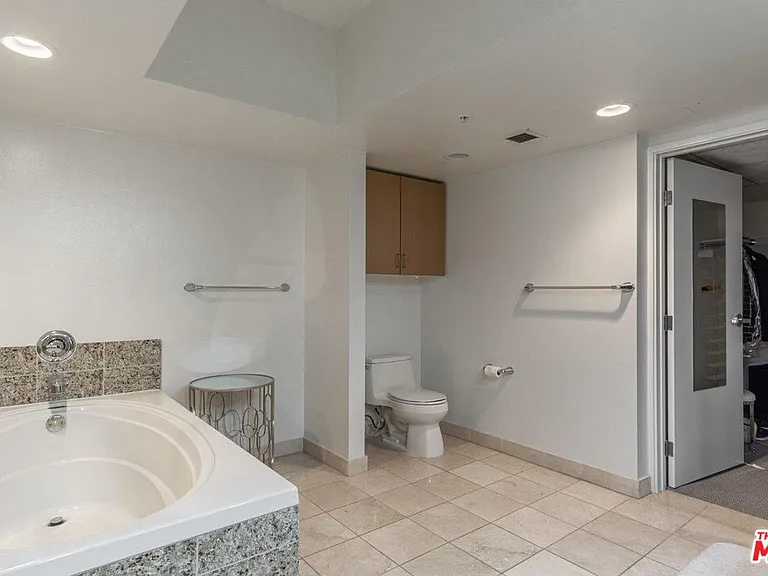 13700 Marina Pointe Dr #1431 — Photo 16