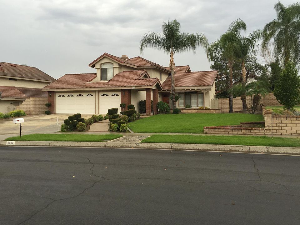 Beautiful home and yards with gardening service.