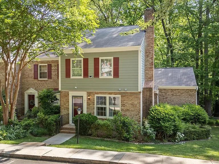 107 Barbary Ct — Photo 1