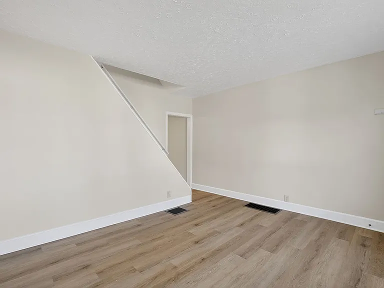 733 Center St — Photo 7