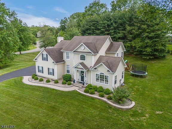 2nd image of 6 Columbine Ct