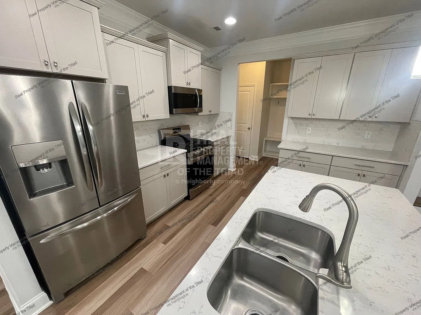 4 bed, 3.0 bath, 2517 sqft, $2,300 — Photo 3