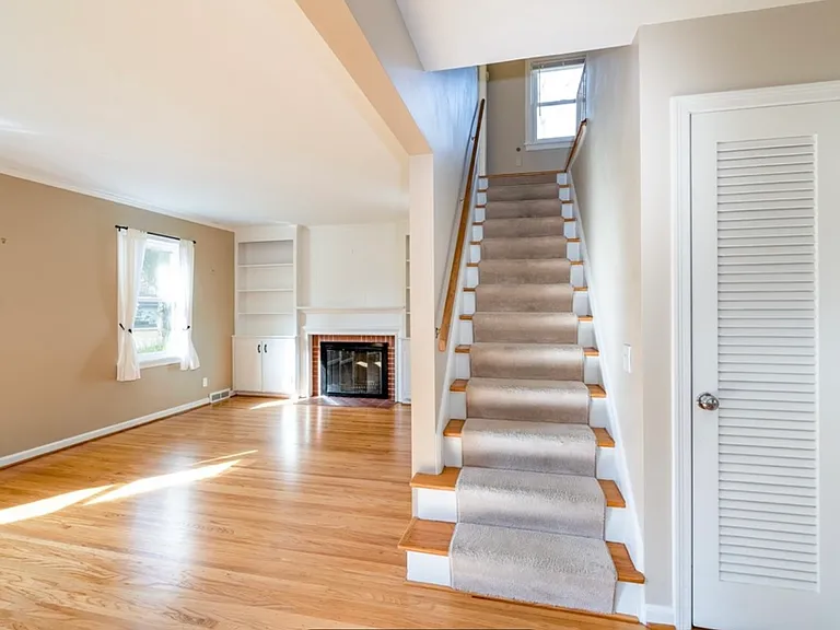 10 Hollyvale Dr — Photo 5