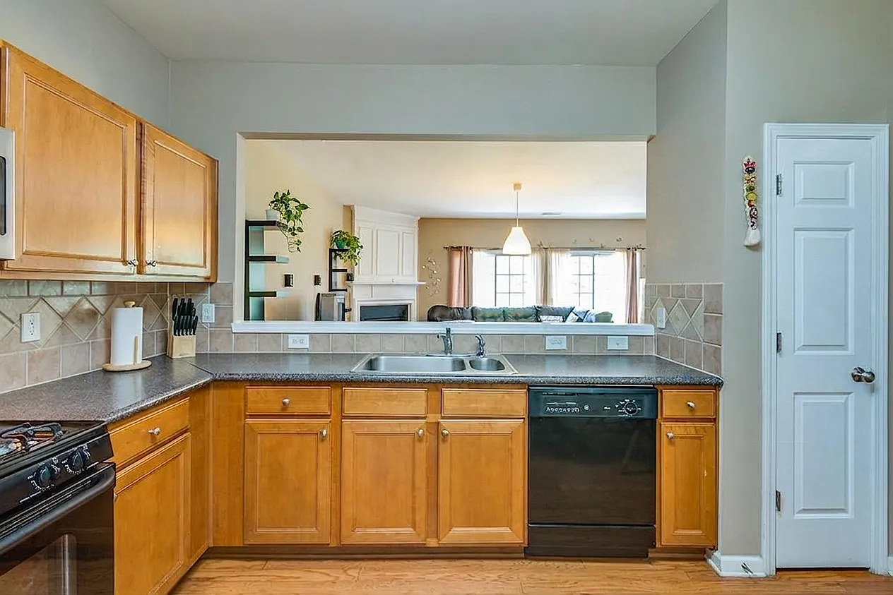 3 bed, 2.5 bath, 1386 sqft, $2,200 — Photo 3