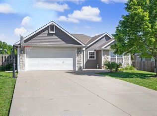 928 Bluestem Dr, Baldwin City, KS 66006