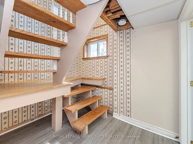 16 Royal Ave — Photo 32