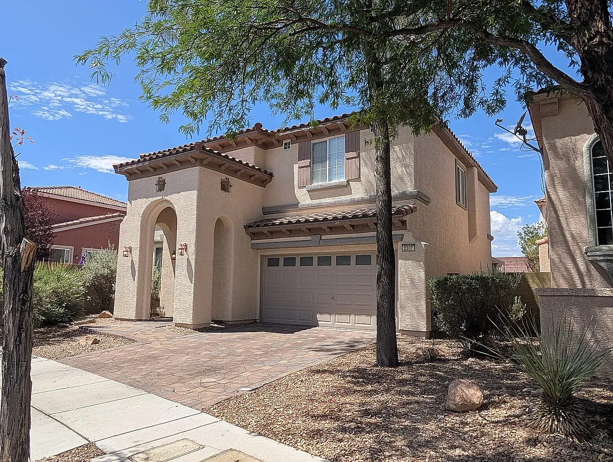 4 bed, 2.5 bath, 1840 sqft, $2,400 — Photo 2
