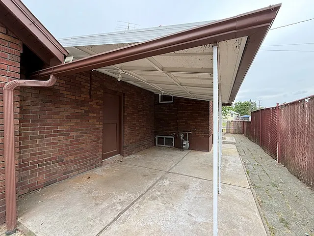4006 N Addison St — Photo 3