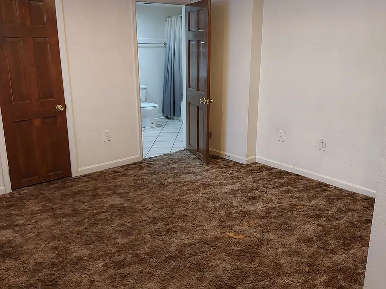 College Housing - 4 bedrooms — Photo 47