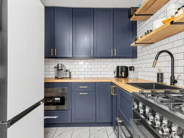 305 East 24th Street image 2 of 10