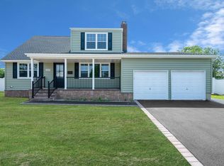 339 Deauville Pkwy, Lindenhurst, NY 11757