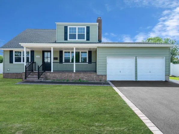 339 Deauville Parkway, Lindenhurst, NY 11757