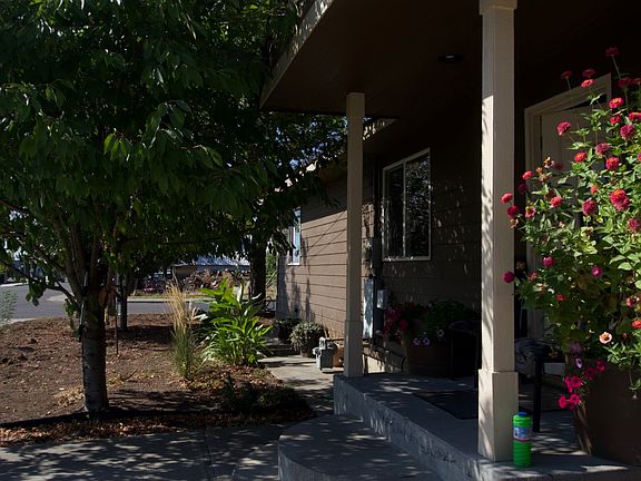 3rd image of 702 N 12th Ave