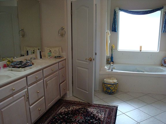 4th image of 927 W Lakeshore Dr