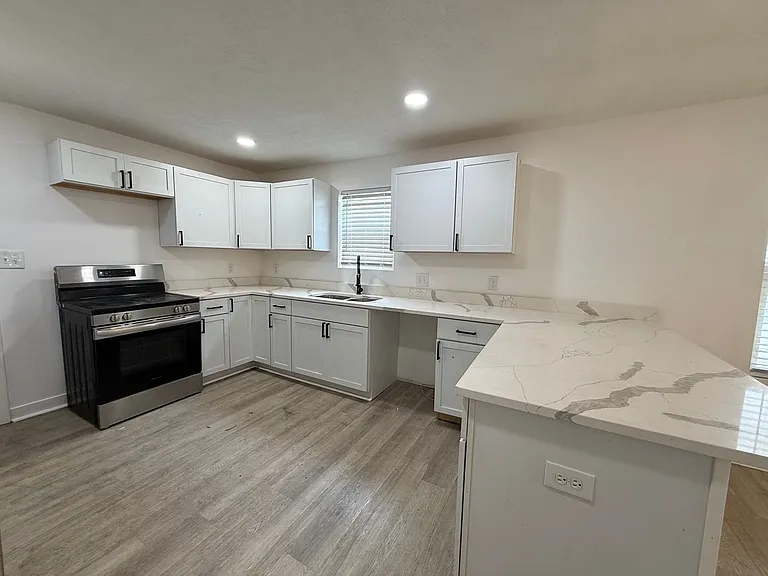 523 N Alton Ave — Photo 4