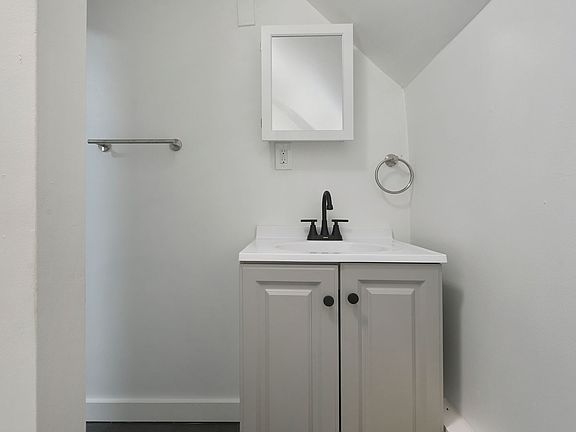 4th image of 420 Broadway Ave APT 5