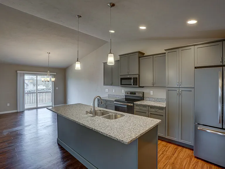 826 Thompson Dr — Photo 3
