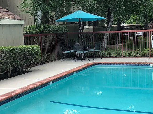 Waters Edge Apartments — Photo 8