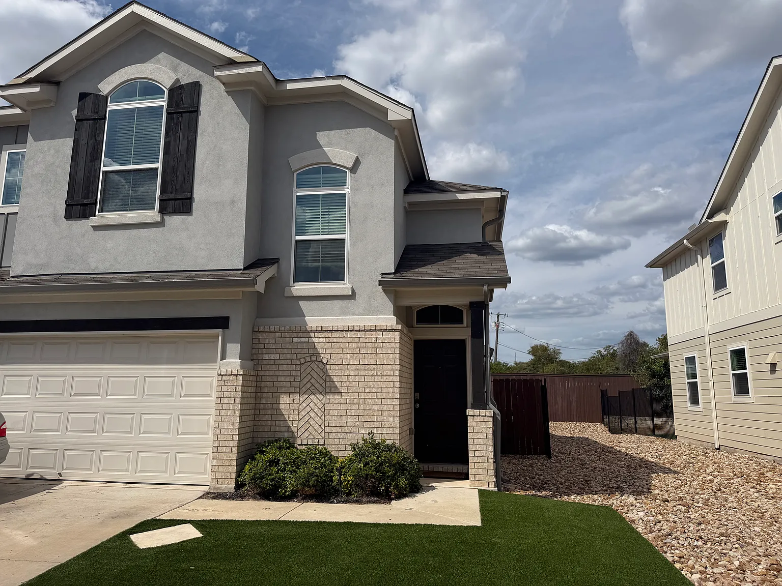 3 bed, 2.5 bath, 1900 sqft, $2,795 — Photo 1