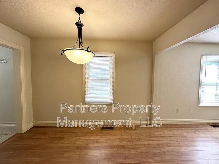 1140 W Hendrix St — Photo 5