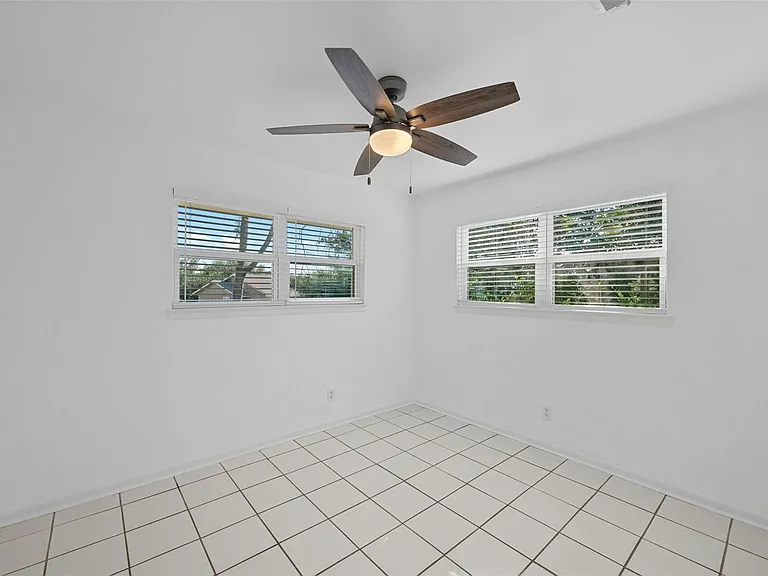 2409 Devonshire Dr — Photo 18