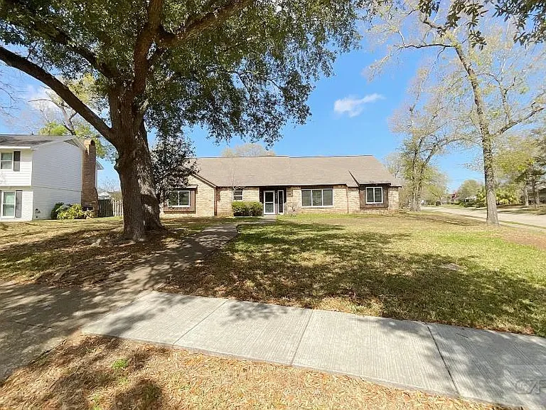 443 Bayou View Dr — Photo 1
