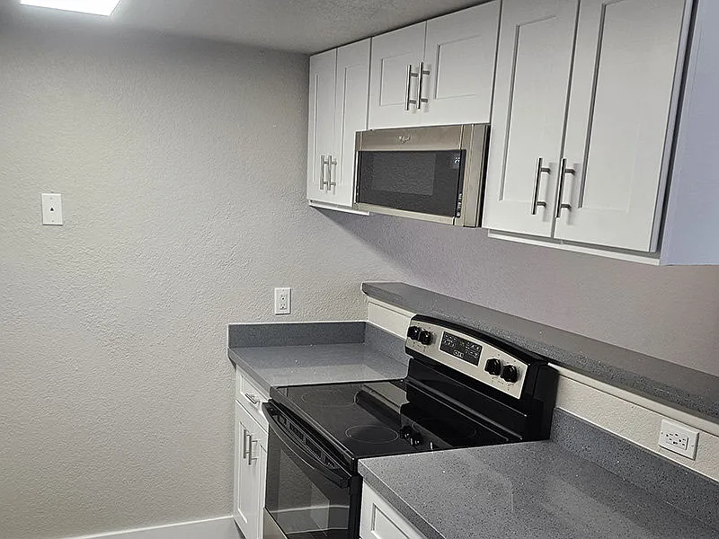 Photo 2 of 32 - Falcon Glen Apartments - Mesa, AZ Building Photo - Falcon Glen Apartments