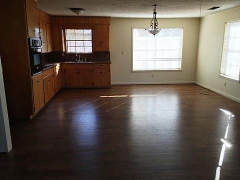 4th image of 420 E 42nd St