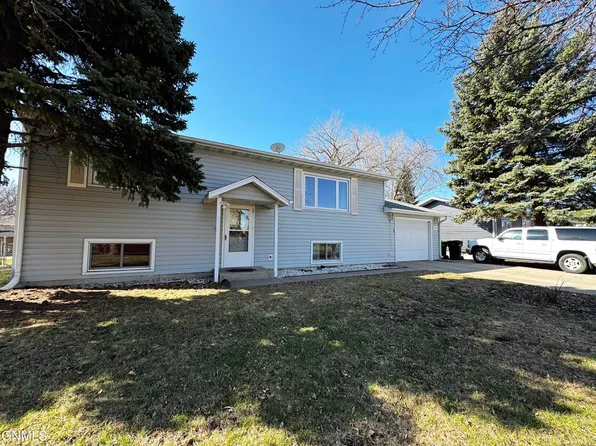 319 Willow Ln, Bismarck, ND 58504