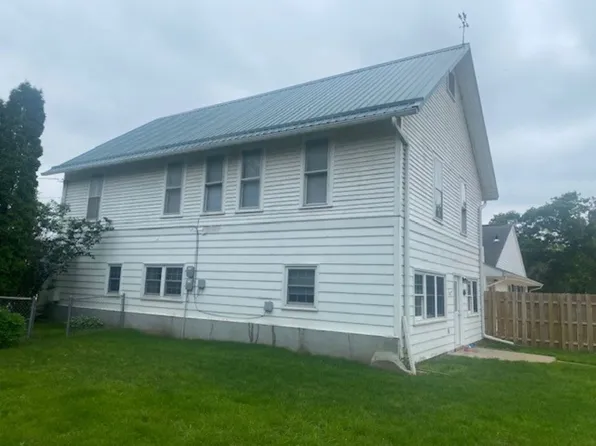 54 3rd St SE, Central City, IA 52214