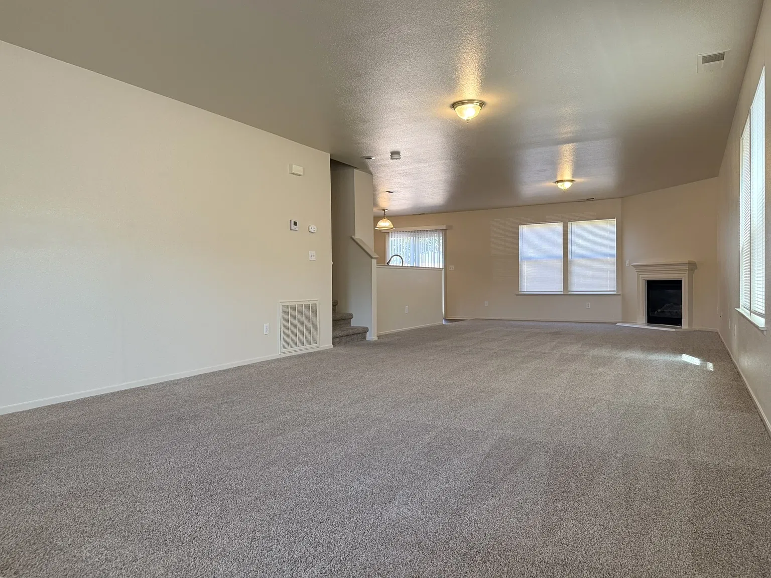 3 bed, 2.5 bath, 2352 sqft, $2,200 — Photo 3