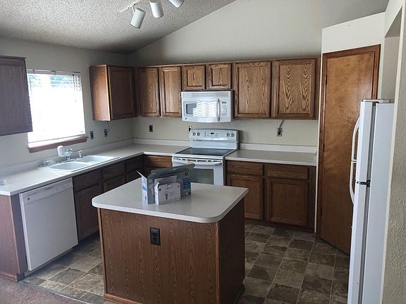 Kitchen, all appliances and walk in pantry